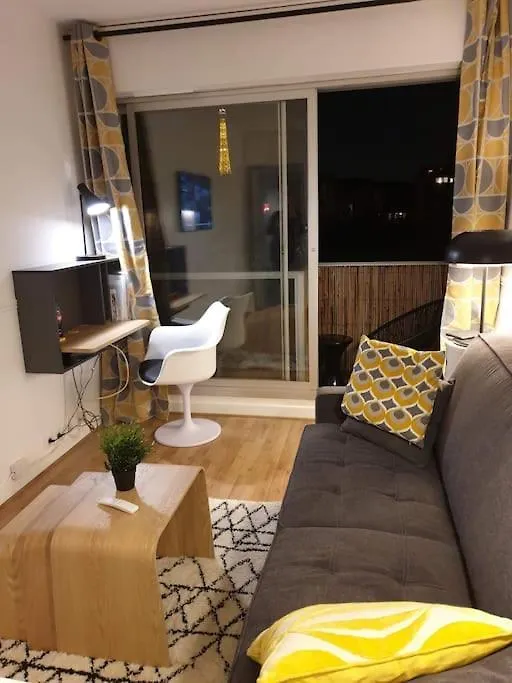 Апартаменты Calme Avec Vue Toits De Et Tour Eiffel Париж